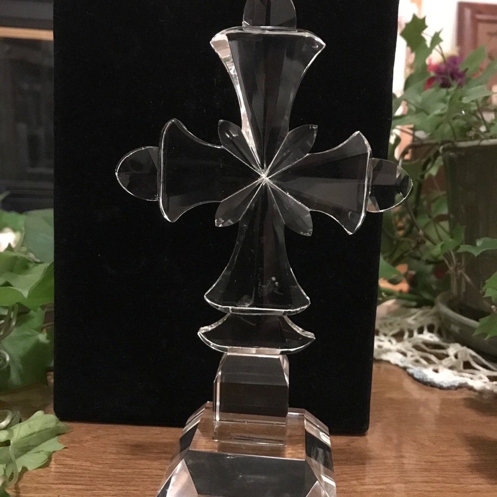 24% Lead Crystal Cross Beautiful Livingquarters. Comes in velvet box.